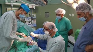 Dr. Rajaii Husseini, from the AVH team, observes vascular team and Dr. Raed Alsaeed, vascular surgeon from Ministry of Health, performs vascular graft.